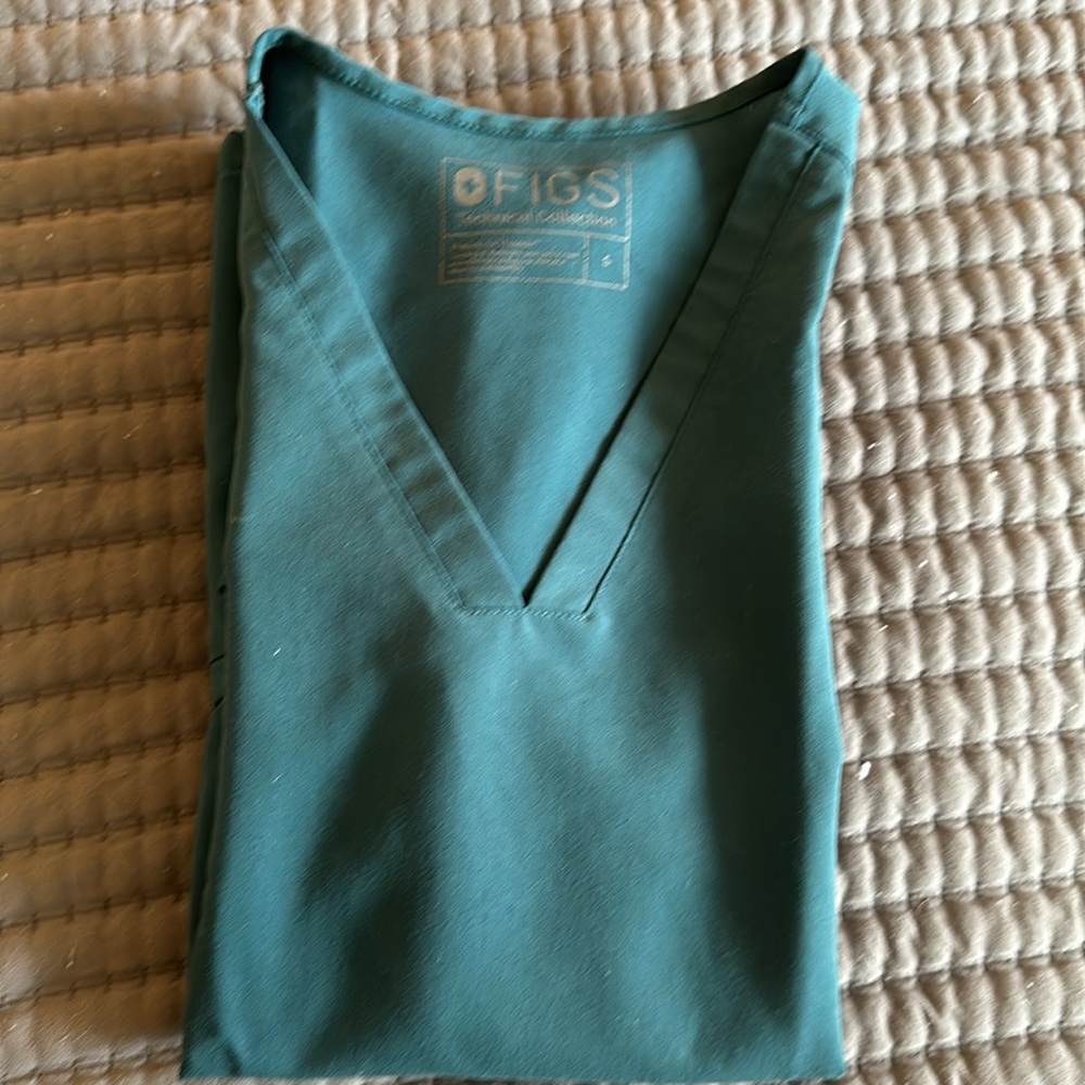 Carribean Blue Figs Casma Three Pocket Scrub Top Size S